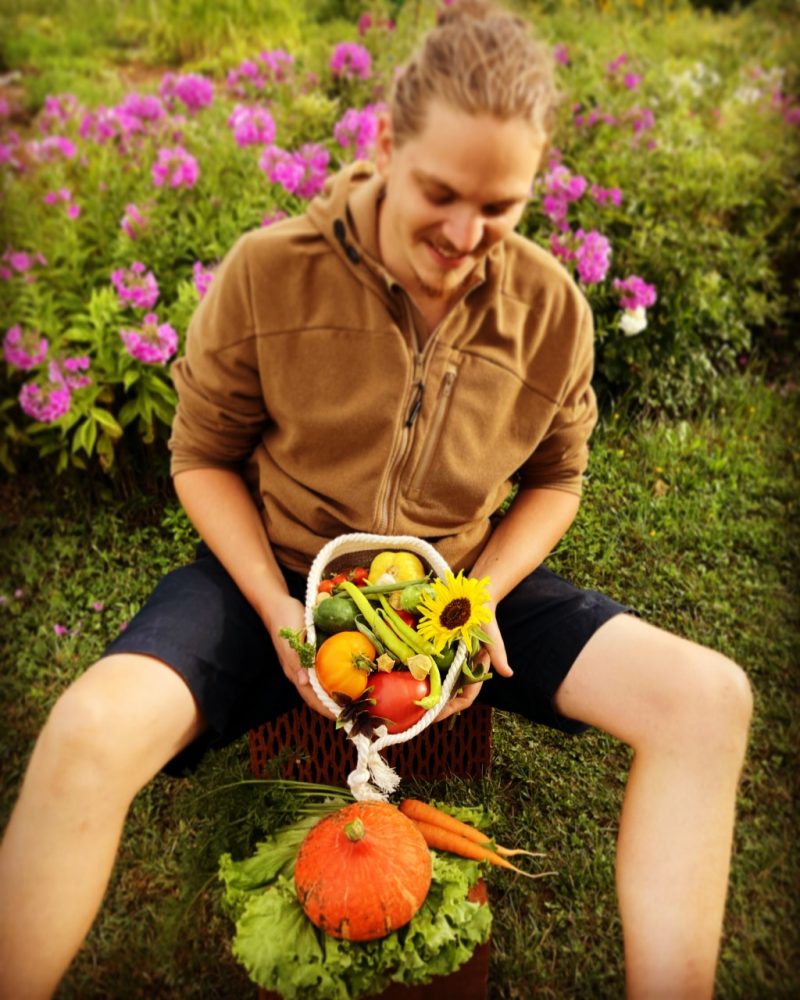 Johannes Reinstrom hält Gemüsekorb