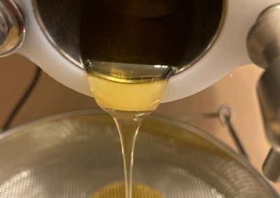 Honig fließt auf Filter